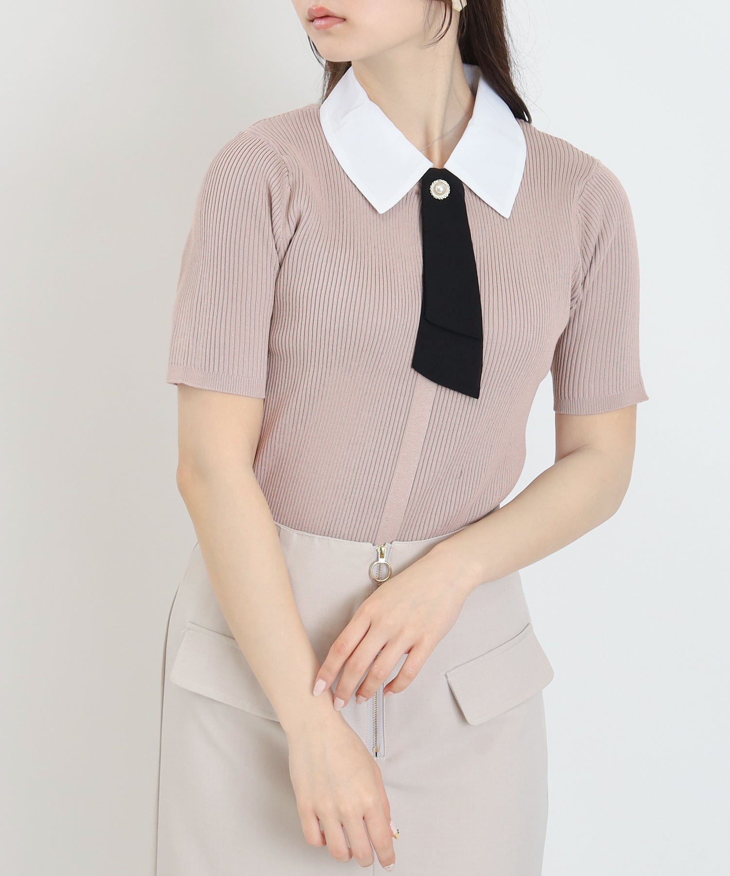 ピンクベージュ(襟:ホワイト)