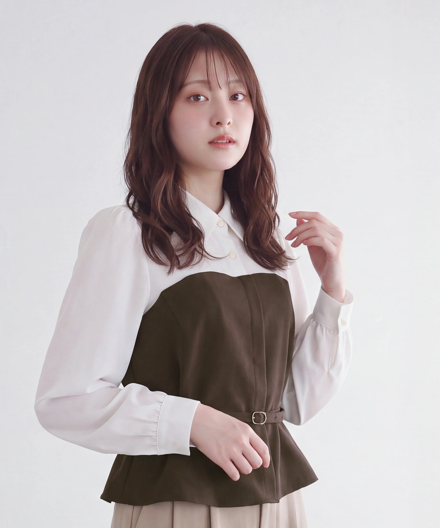 ブラウン(×ホワイト)　model：160　着用サイズ：Ｍ　(AI画像)　