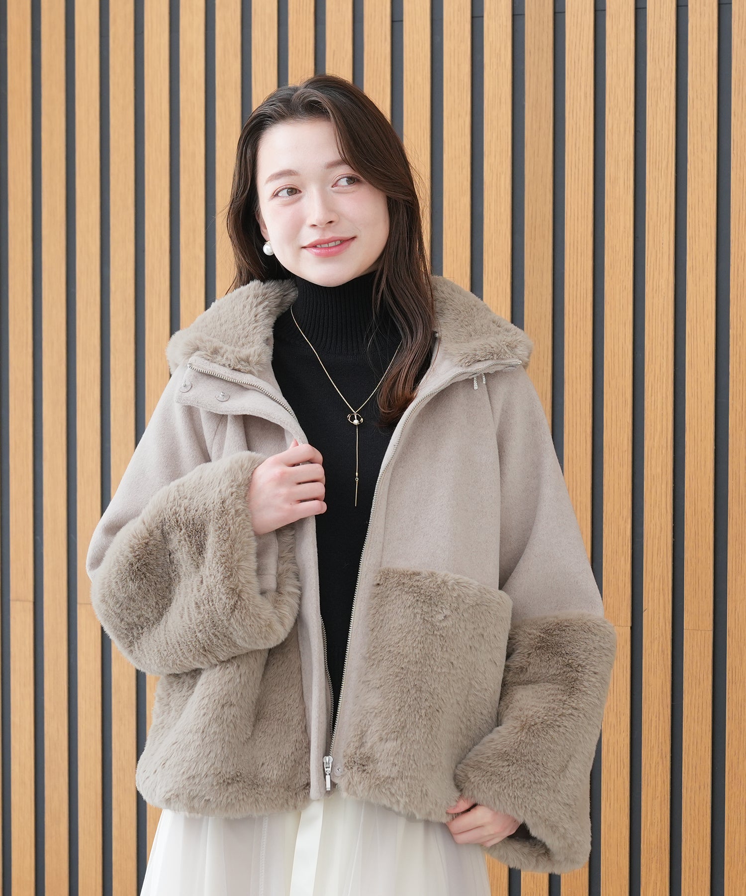 リボンブローチ付フードファー切替コート