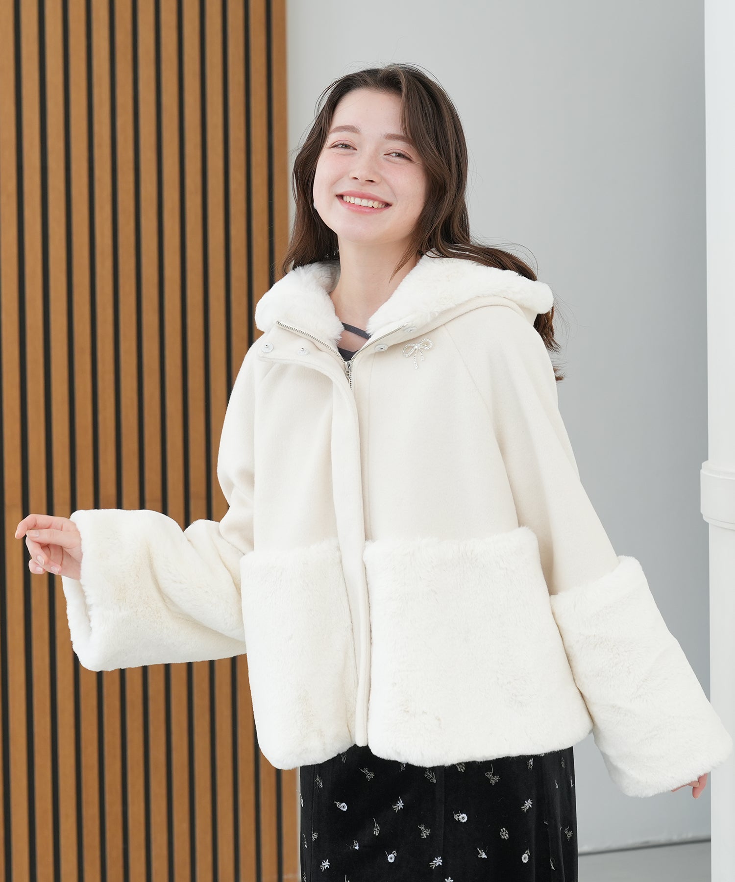 かな ASTRIA ODUER リボンブローチ付きフードファー切替えコート リボンブローチ付フードファー切替コート