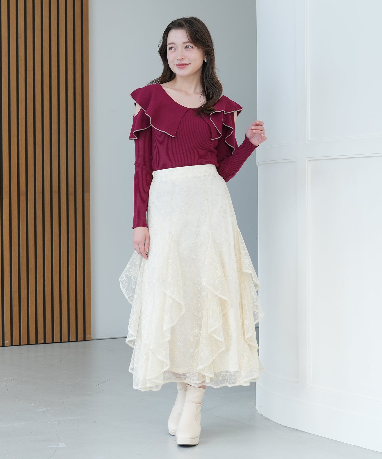 オープンショルダーラッフルニット