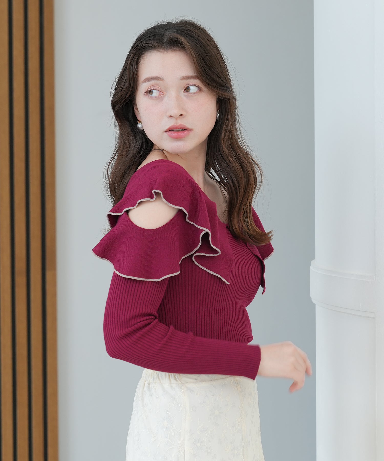 オープンショルダーラッフルニット