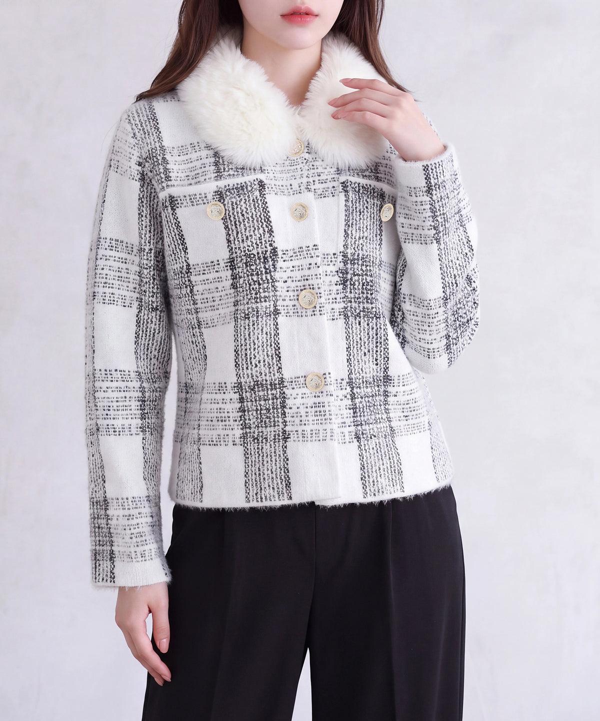 襟ファーチェックフェザーカーディガン　ホワイト（AI画像)