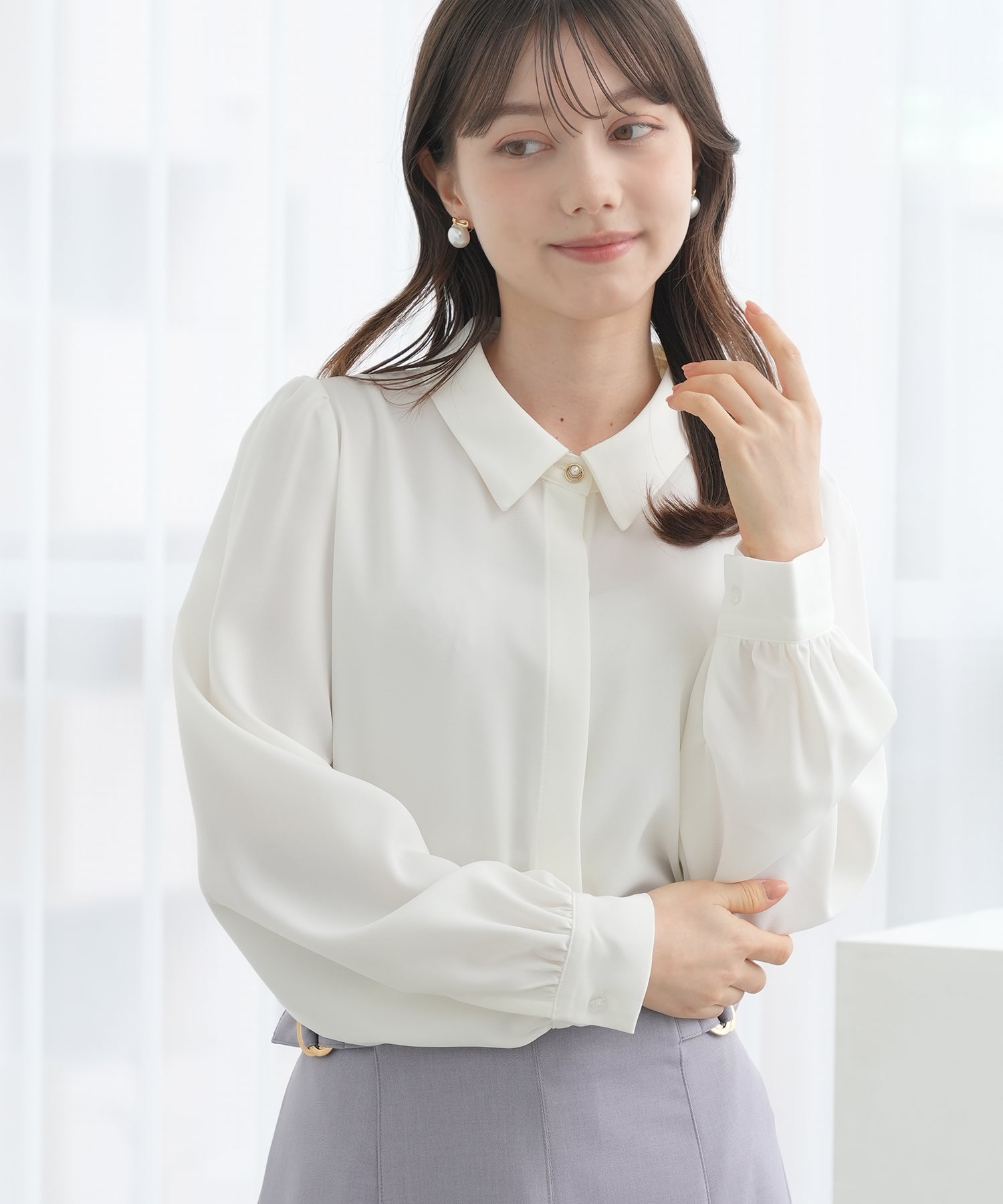 ホワイト(ボウタイなし)　model：158　着用サイズ：M