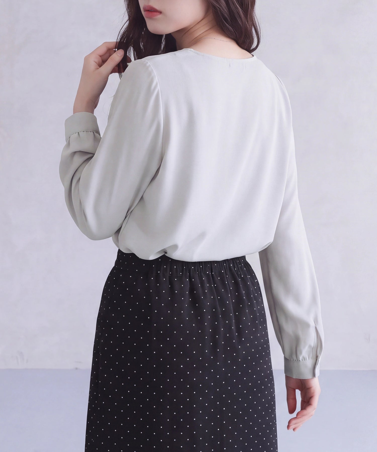 ライトグレー  (AI画像)model：160cm　着用サイズ：M