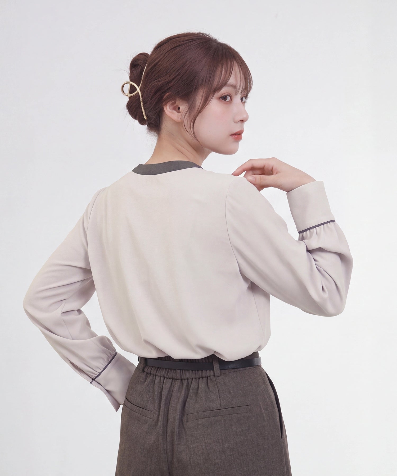 グレージュ(AI画像)　model：160cm　着用サイズ：M