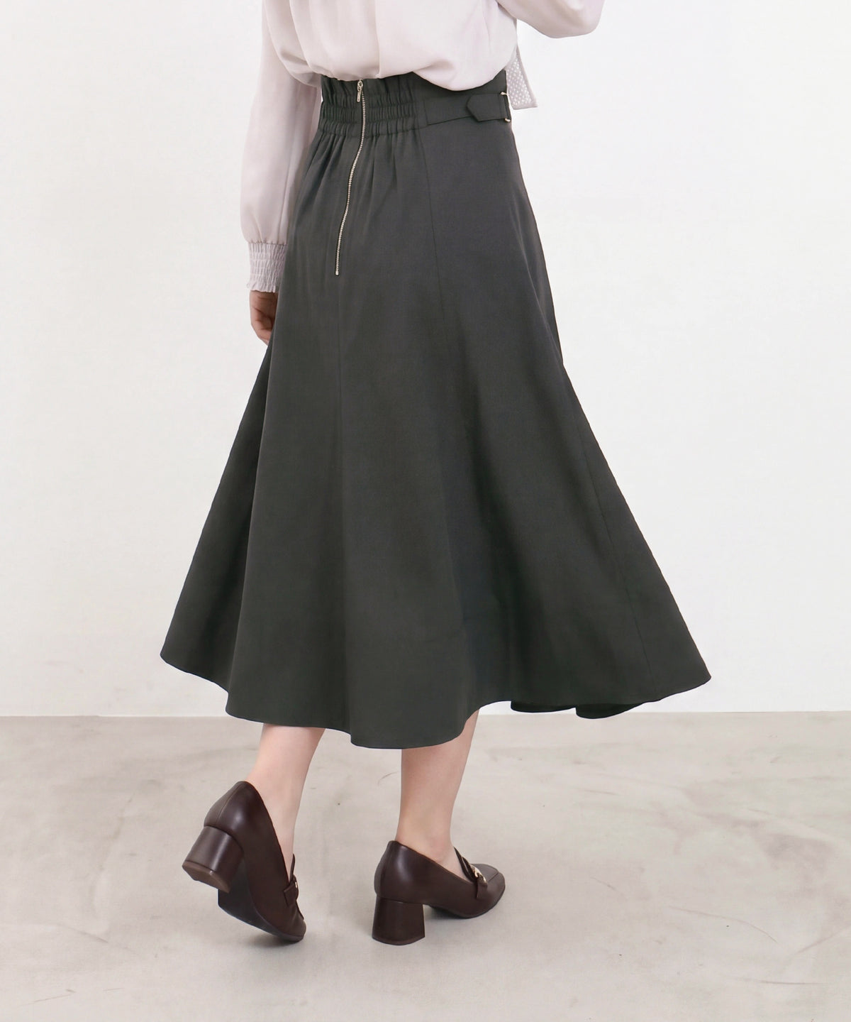 ミディアムグレー  model：160cm　着用サイズ：M (AI画像)