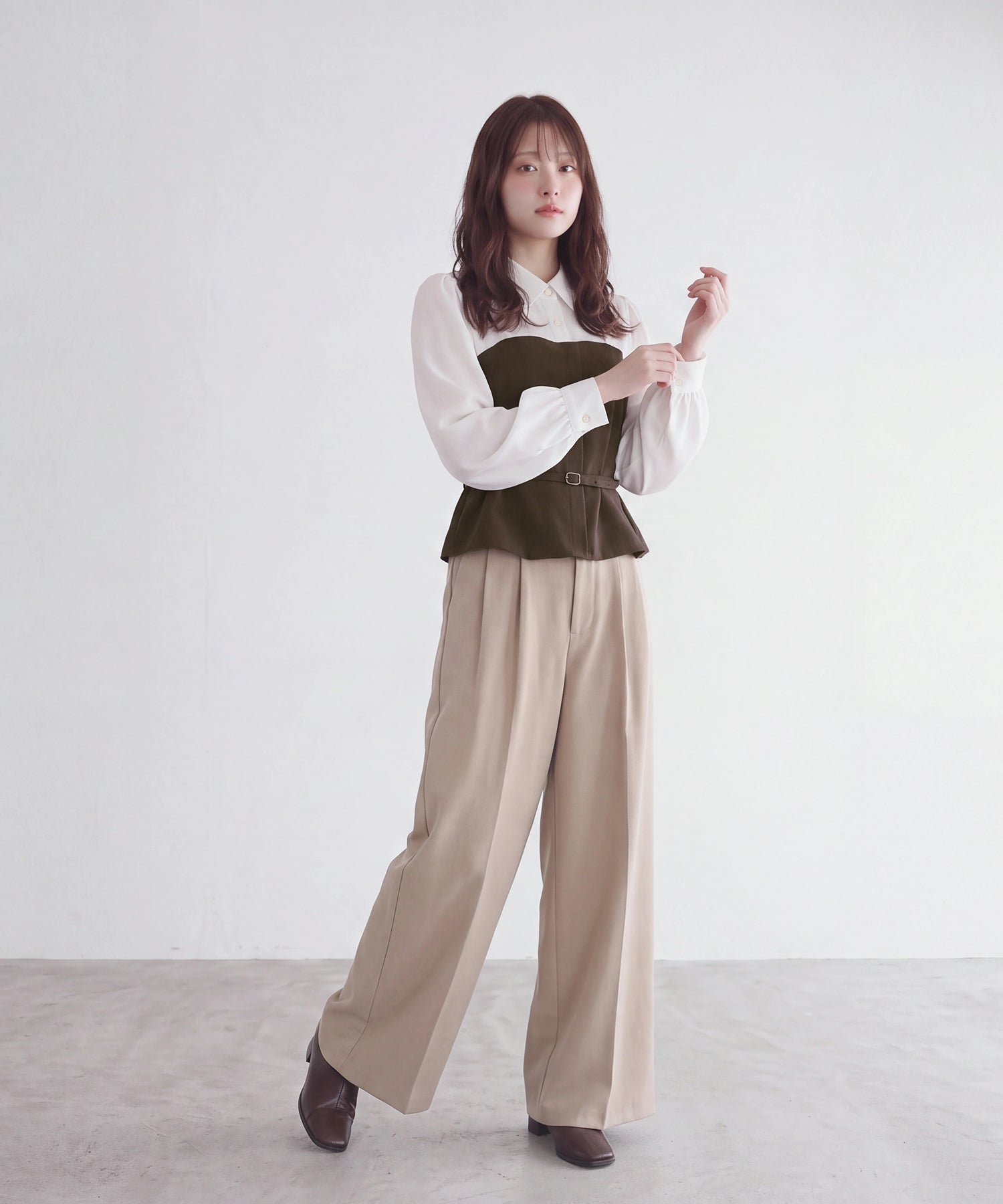 ブラウン(×ホワイト)　model：160　着用サイズ：Ｍ　(AI画像)　