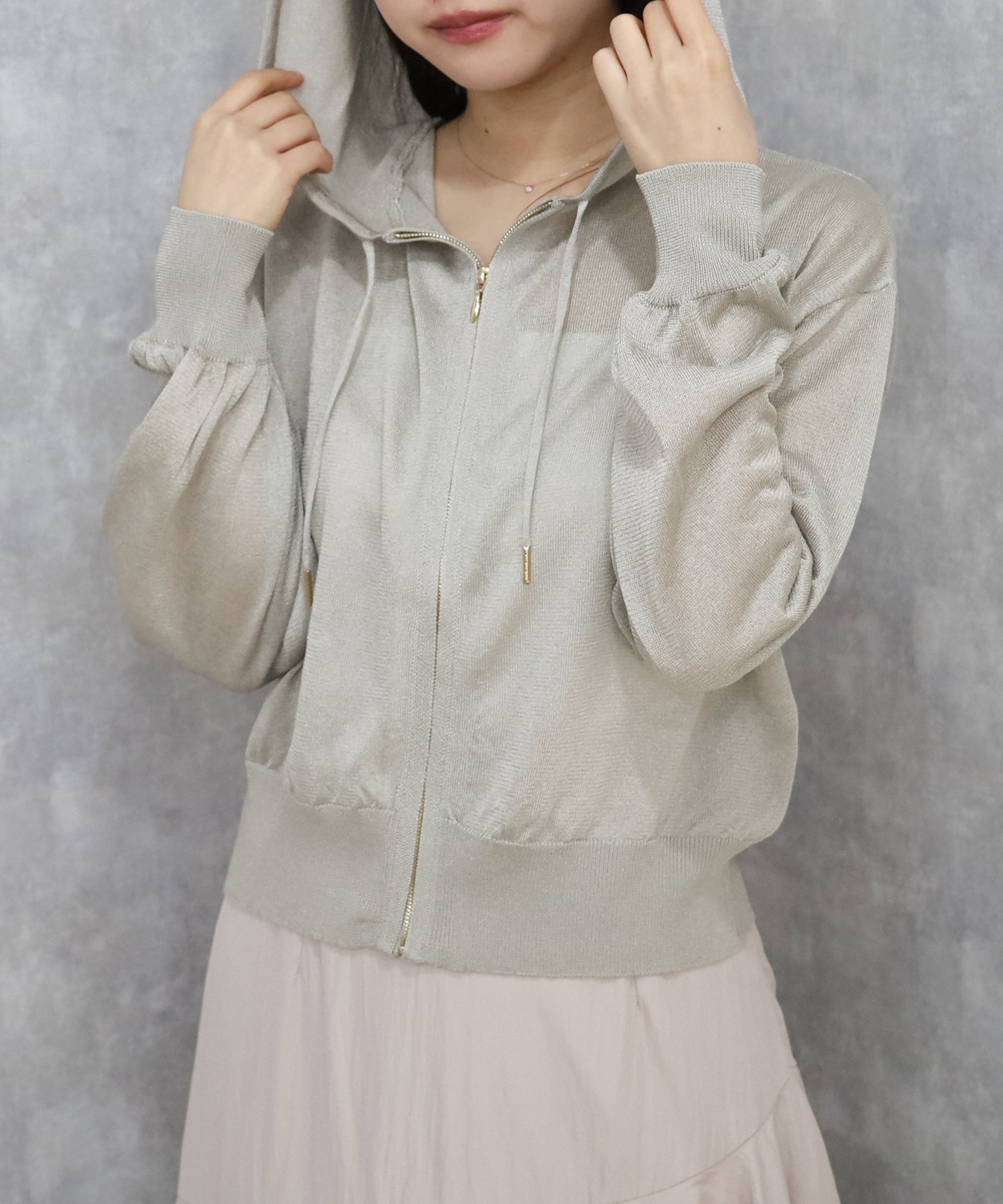 ライトグレー