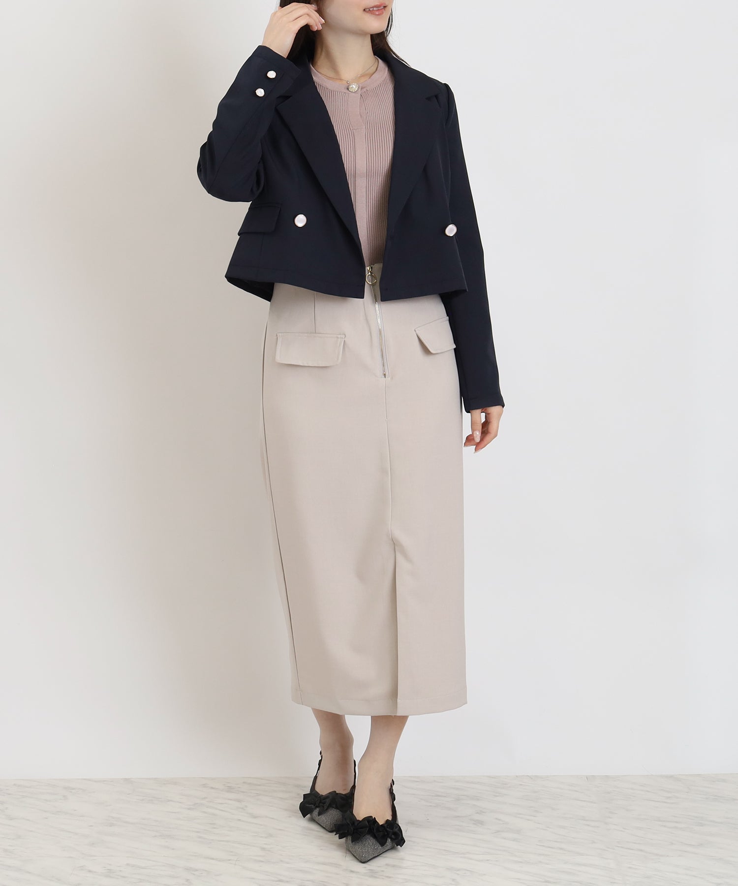 ピンクベージュ　model：160　着用サイズ：M　襟/ボウタイなし