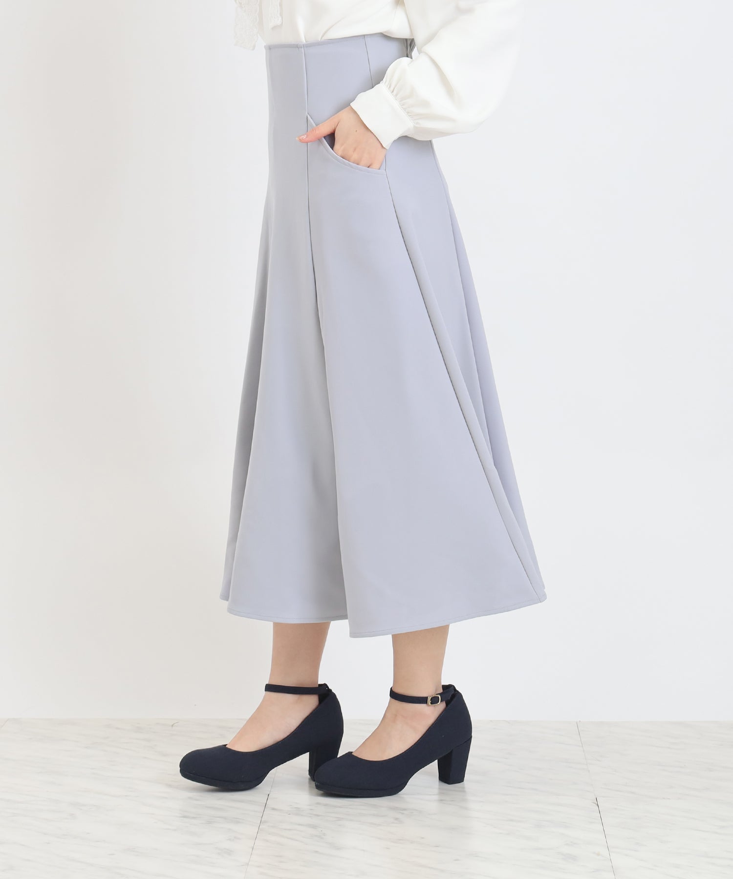 【新品】SHE Tokyo Suzy ecruフレアスカート バックZIPフレアスカート