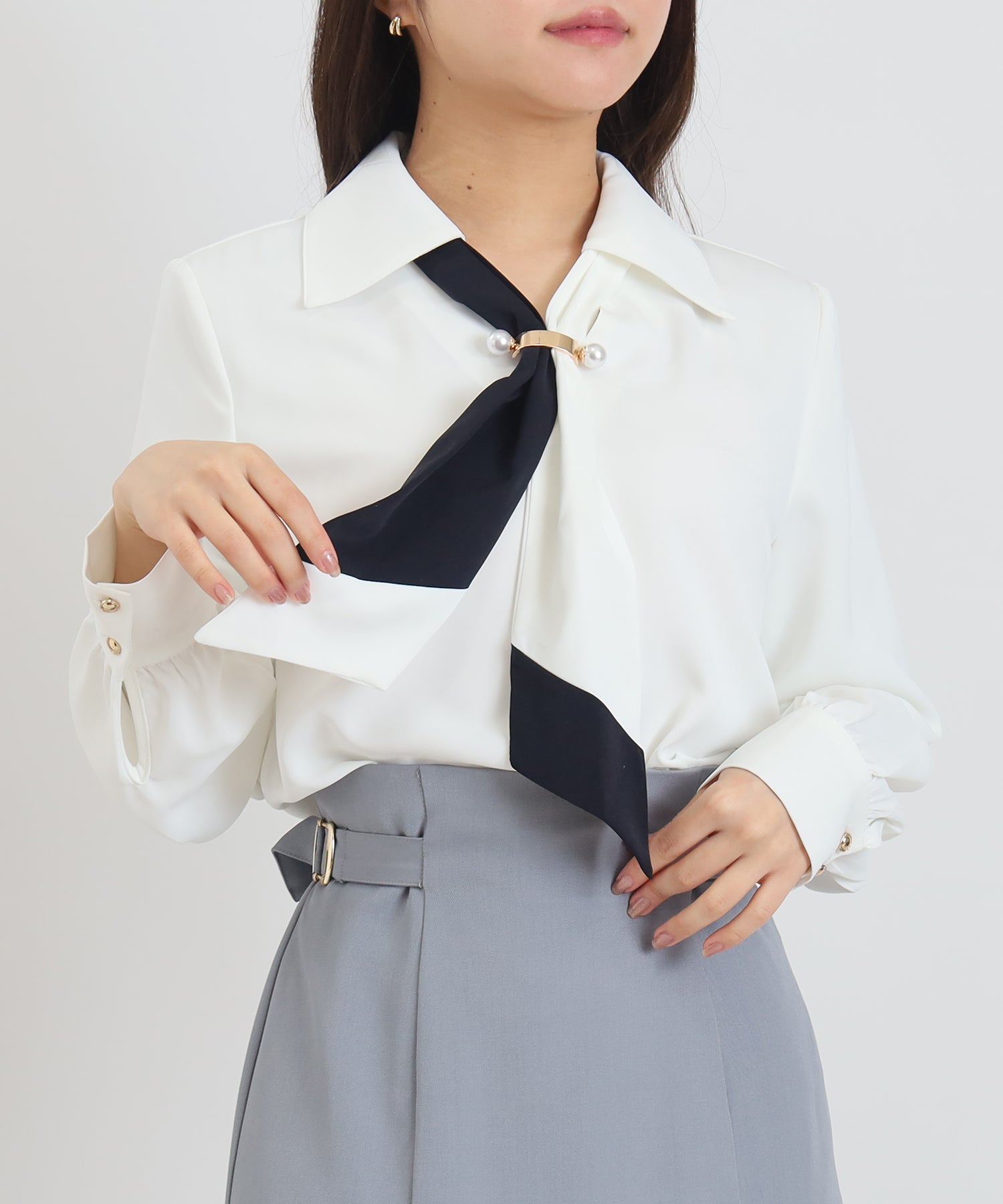 金具配色ボウタイブラウス