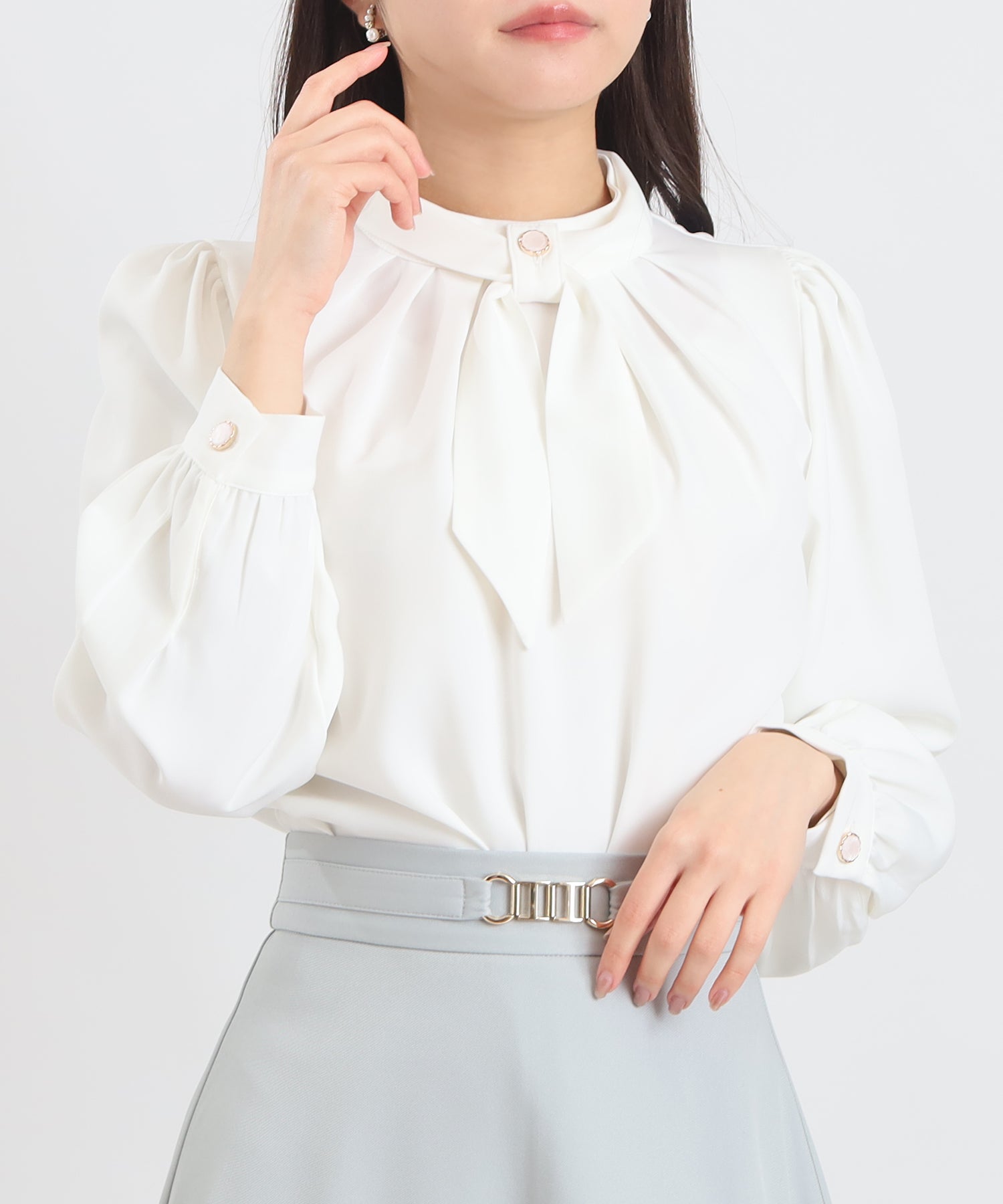 ホワイト　model：156　着用サイズ：S
スカーフ：無地