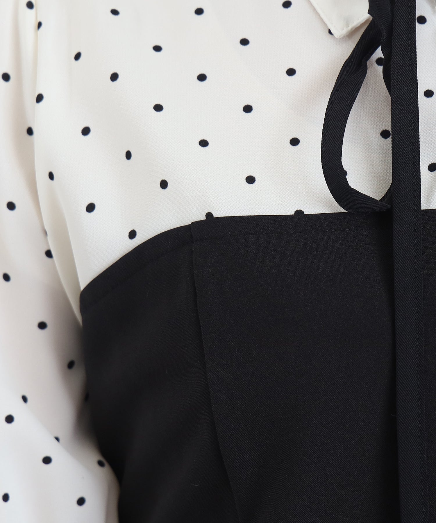 ディティール(ドット×ホワイト)