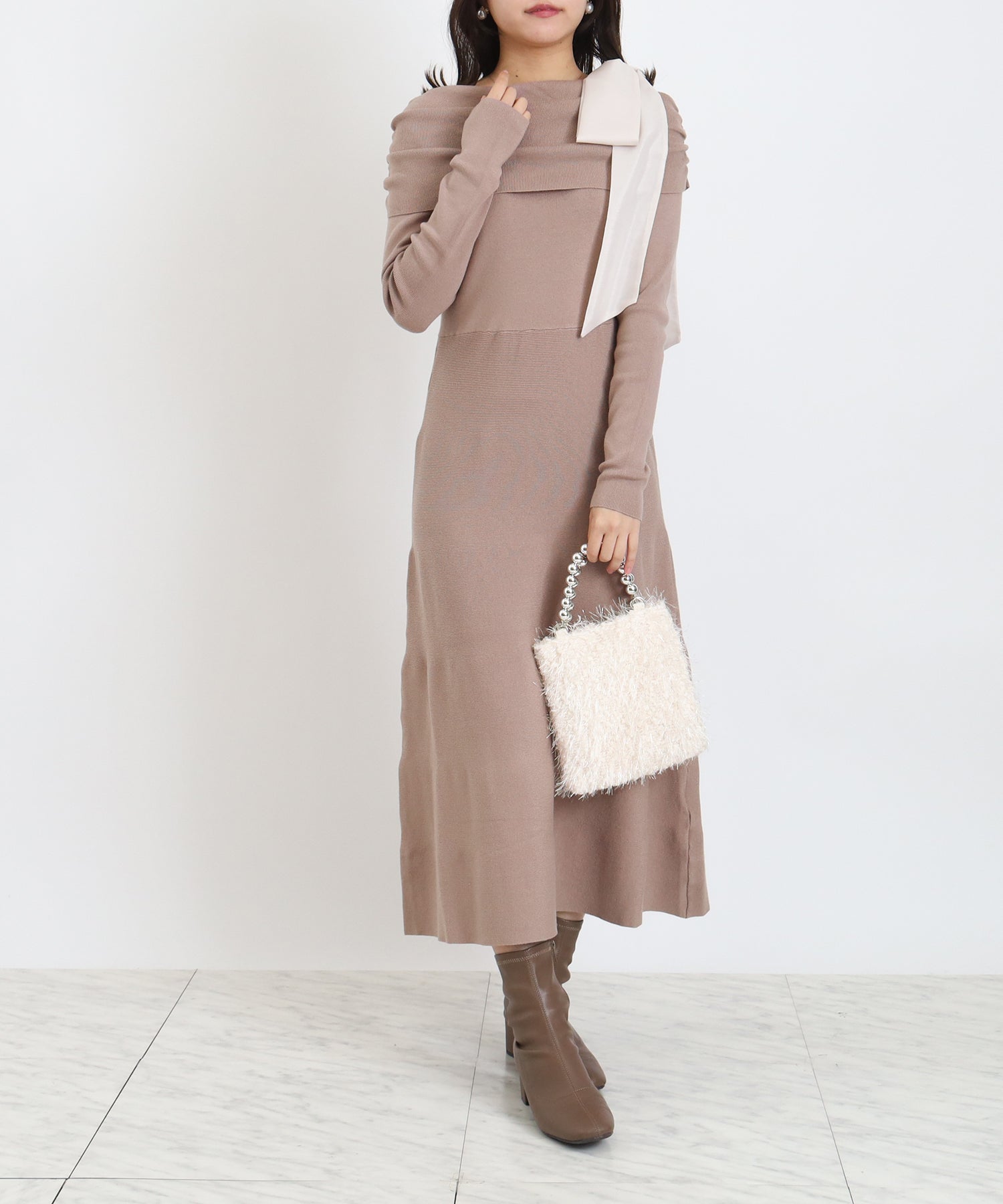 ピンクベージュ