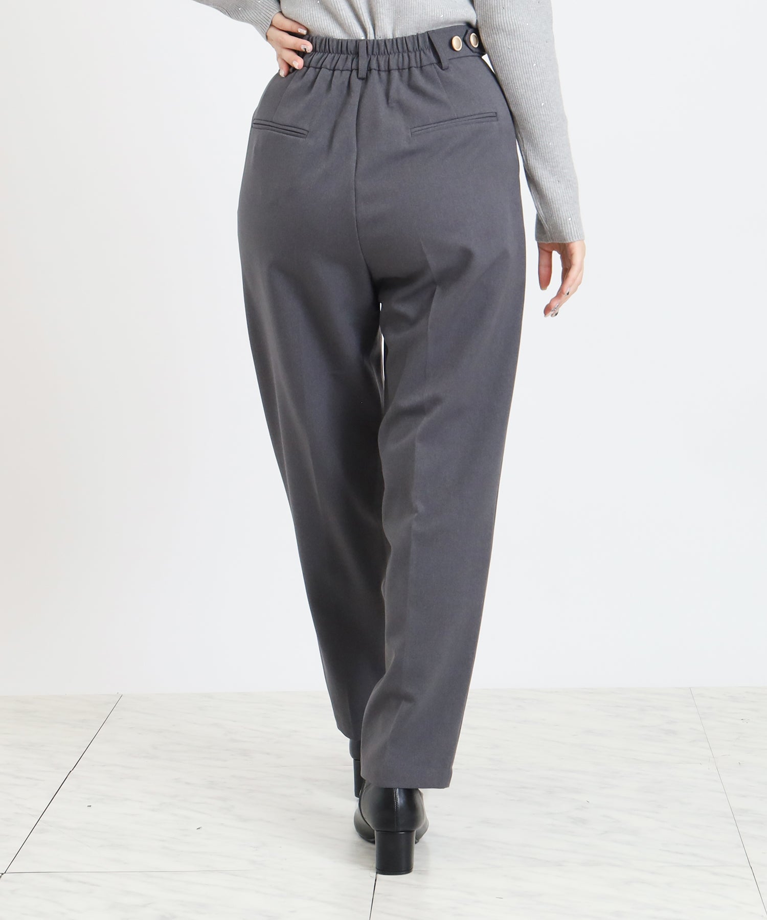 アジャスタブルテーパードパンツ