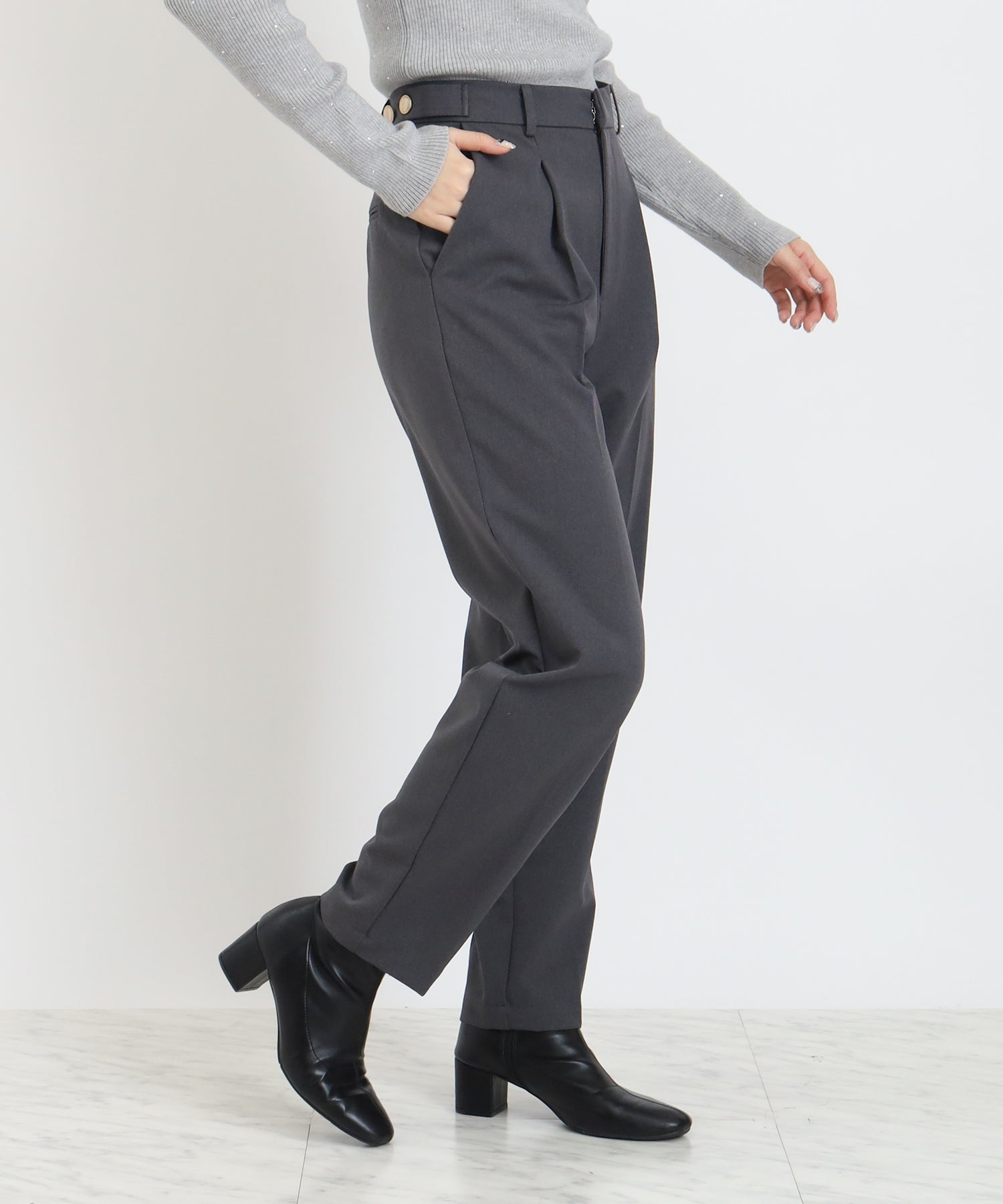 アジャスタブルテーパードパンツ