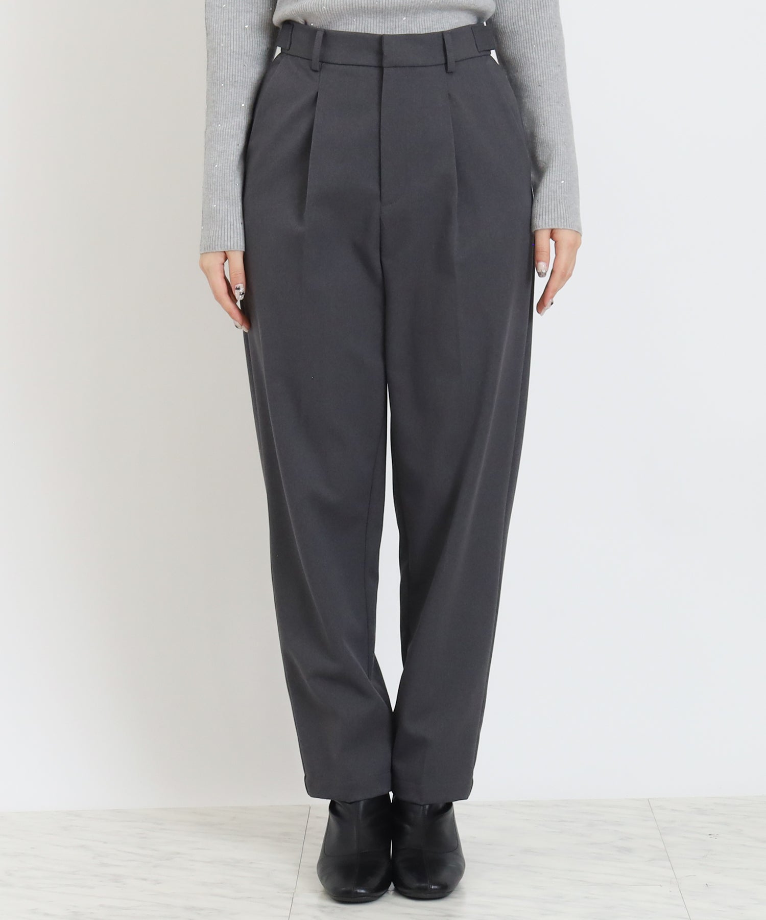 アジャスタブルテーパードパンツ