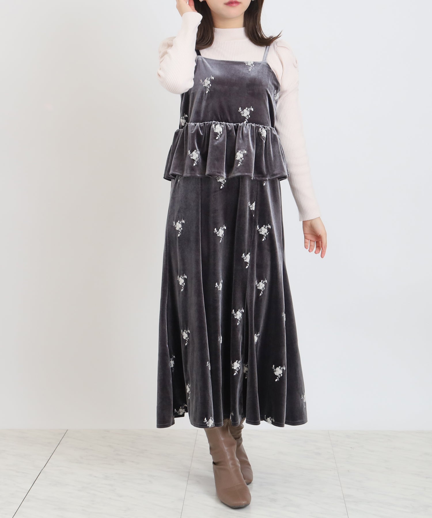 刺繍花柄ベロアキャミワンピース